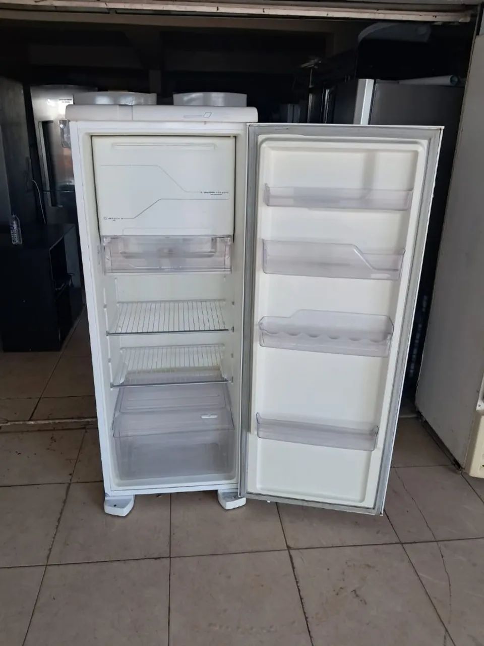 冷蔵庫 geladeira a venda Geladeira Electrolux frost free 330 litros semi novo <br>330