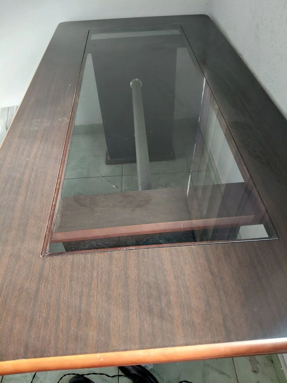 Mesa com vidro no meio