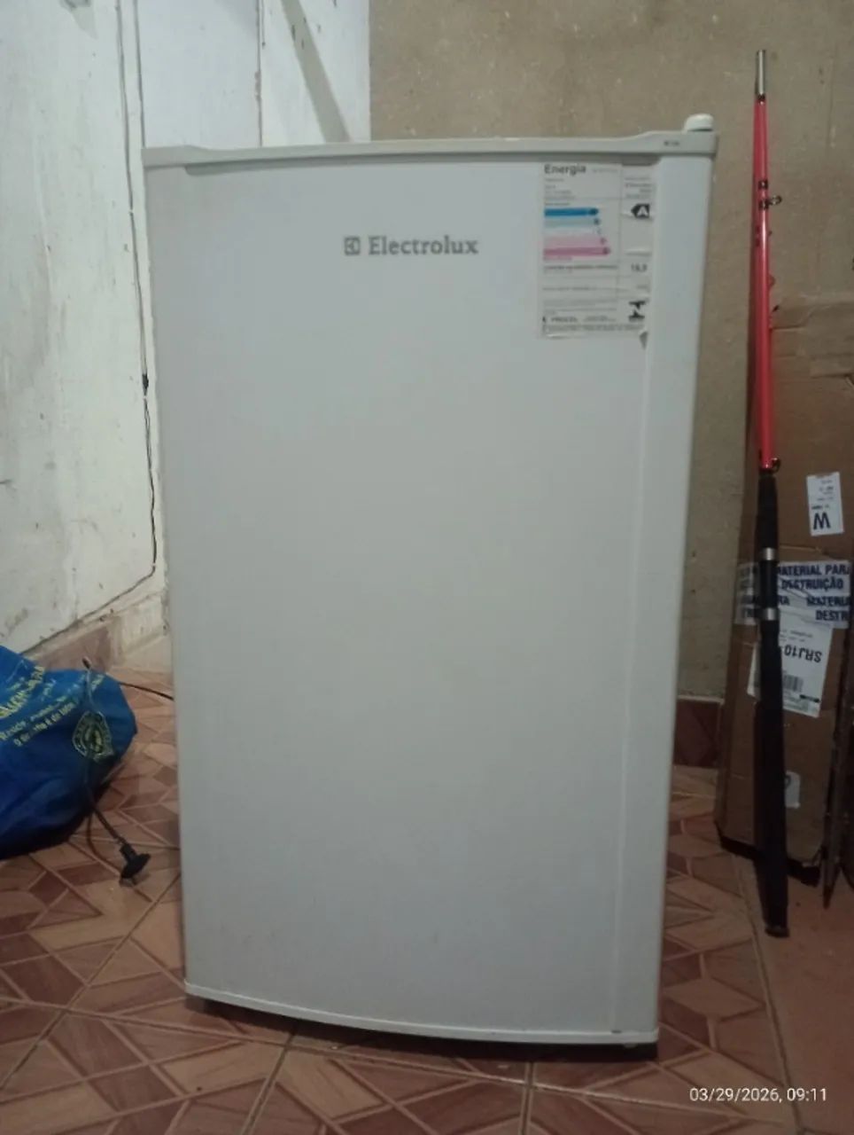 Frigobar em ótimo estado funcionando  perfeitamente muito lindo 