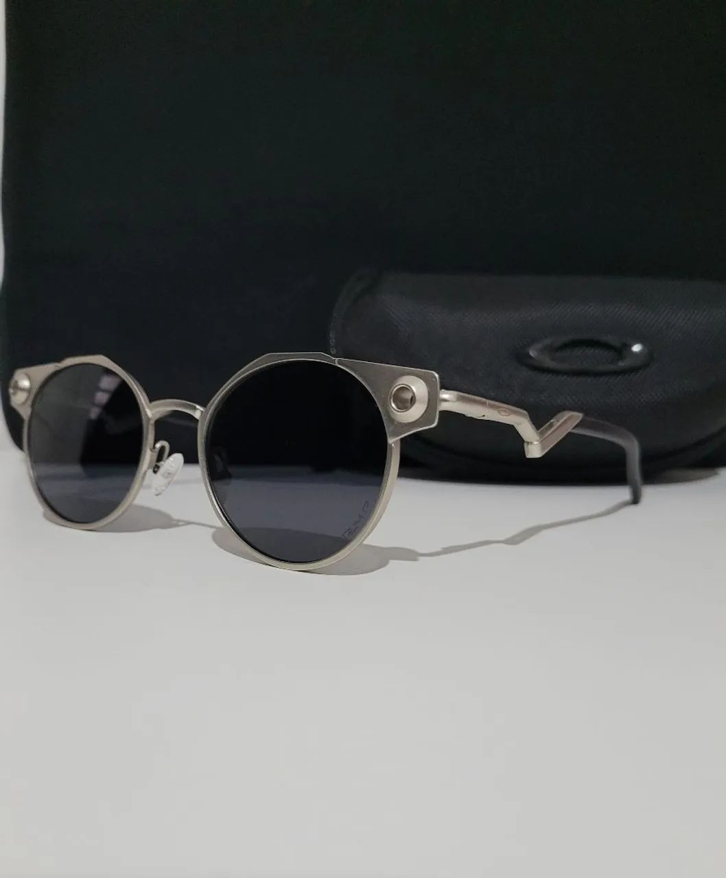 Oculos de sol oakley deadbolt silver masculino 