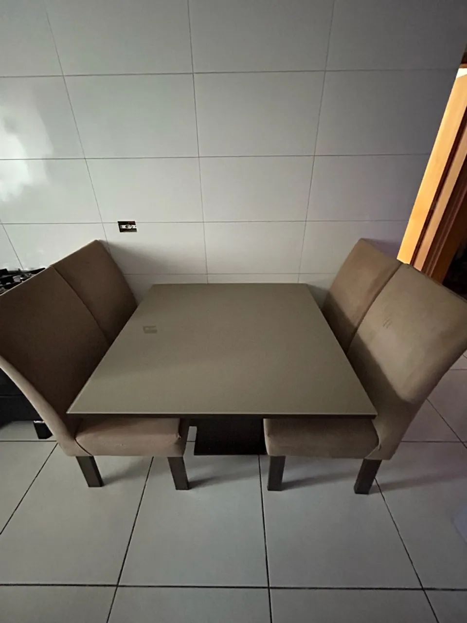 MESA COM 4 CADEIRAS 