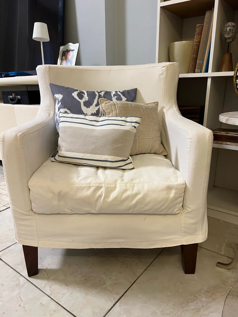 Poltrona com capa branca 