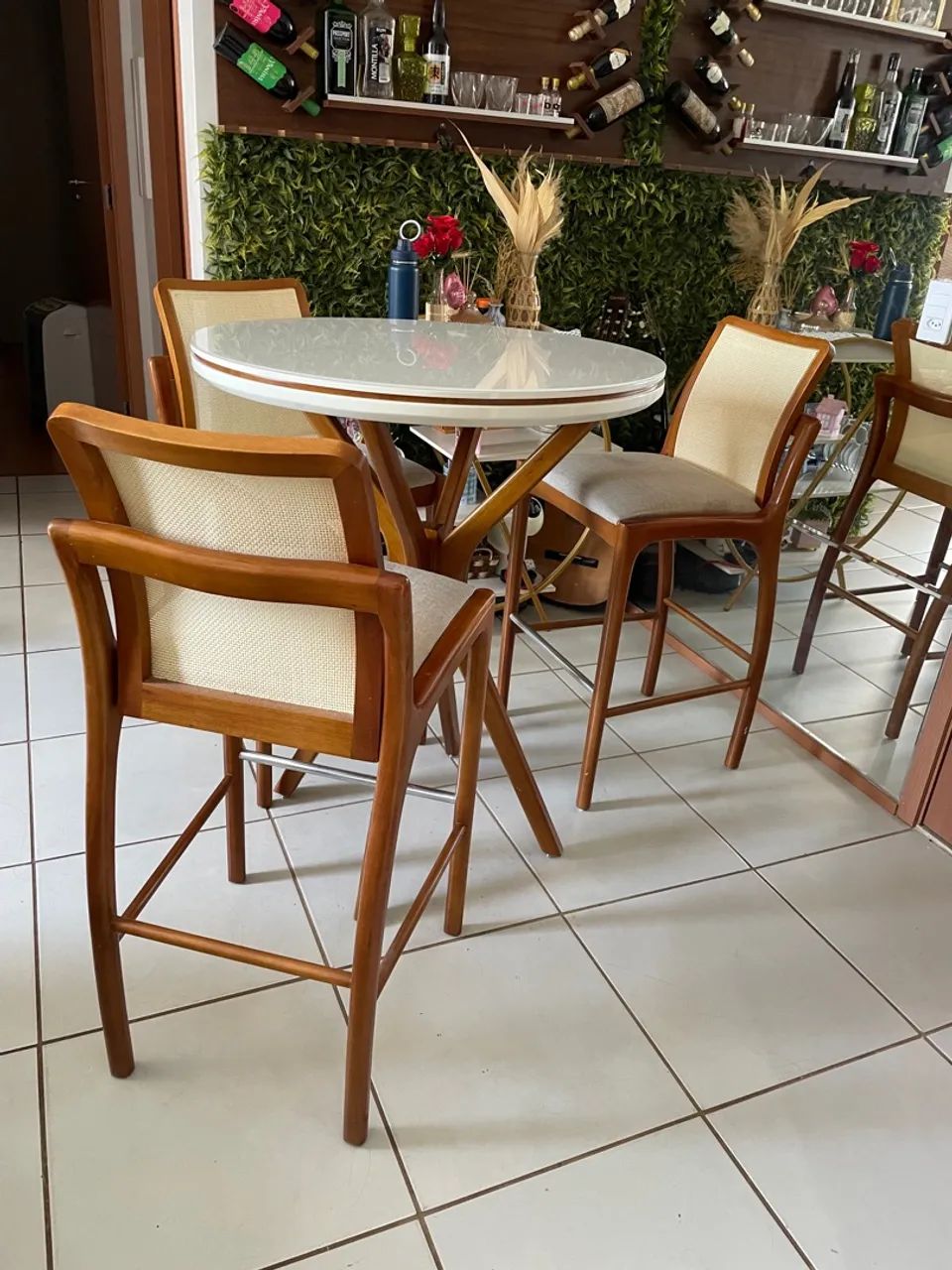 Mesa Bistrô + 3 banquetas 