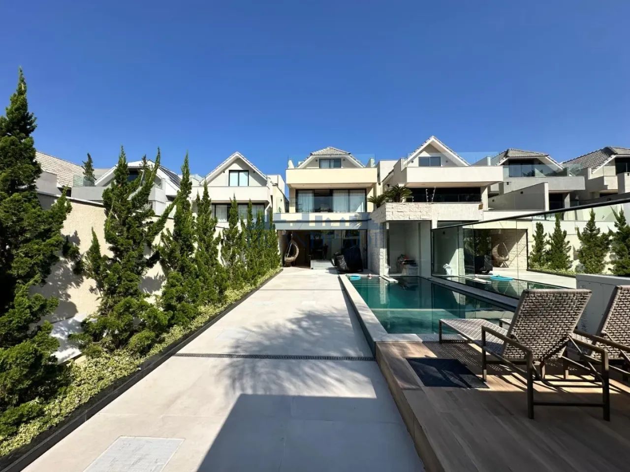 Condomínio Rio Mar - Casa Triplex com 4 Suítes e Área de Lazer Completa 2