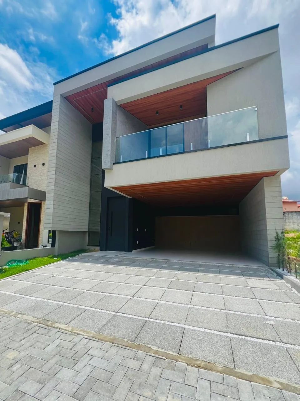 CASA DUPLEX NOVA EM CONDOMINIO DE LUXO NA MARAPONGA...