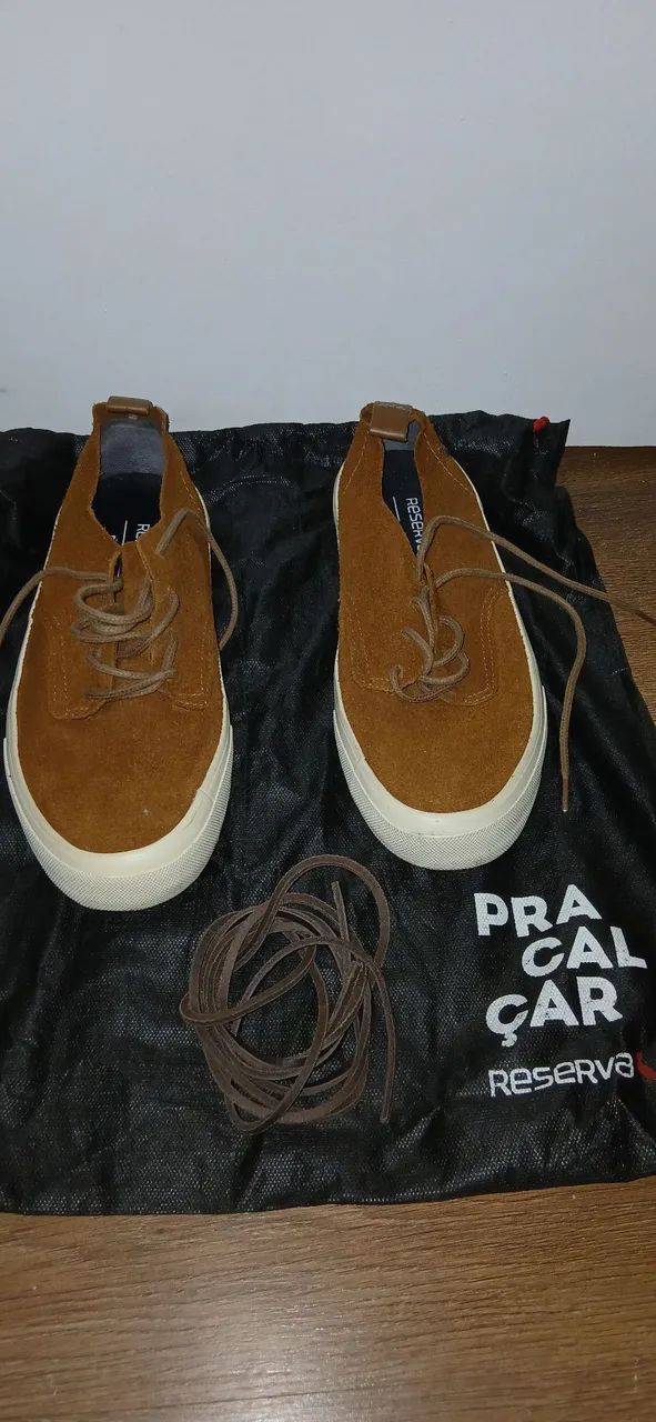 Sapato em couro legítimo.