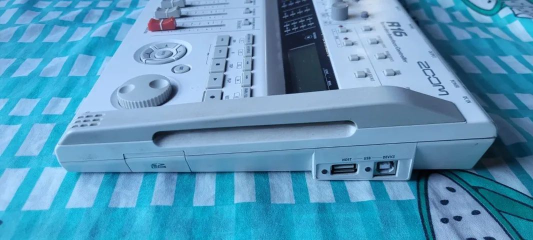 Mesa e placa de gravação Zoom R16 com CD de programa Cubase original - Foto 3