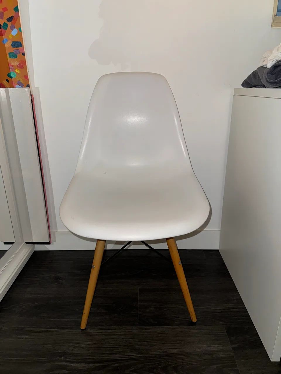 Cadeira Eames Eiffel Branca com Pé de Madeira - Estilo Moderno