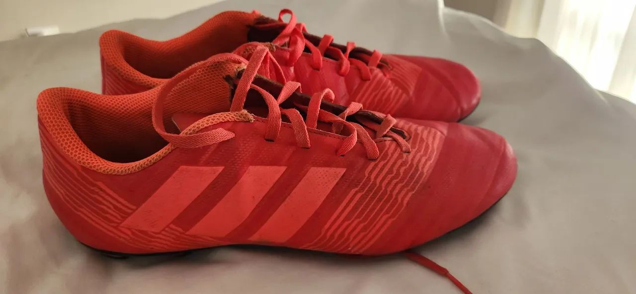 Chuteira Adidas com travas em bom estado