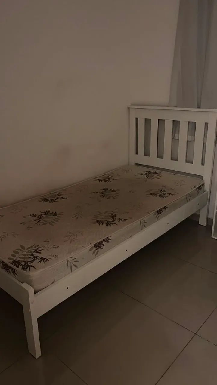 Vendo cama solteiro com colchão, cadeira de escritório e mesinha de canto. - Foto 4