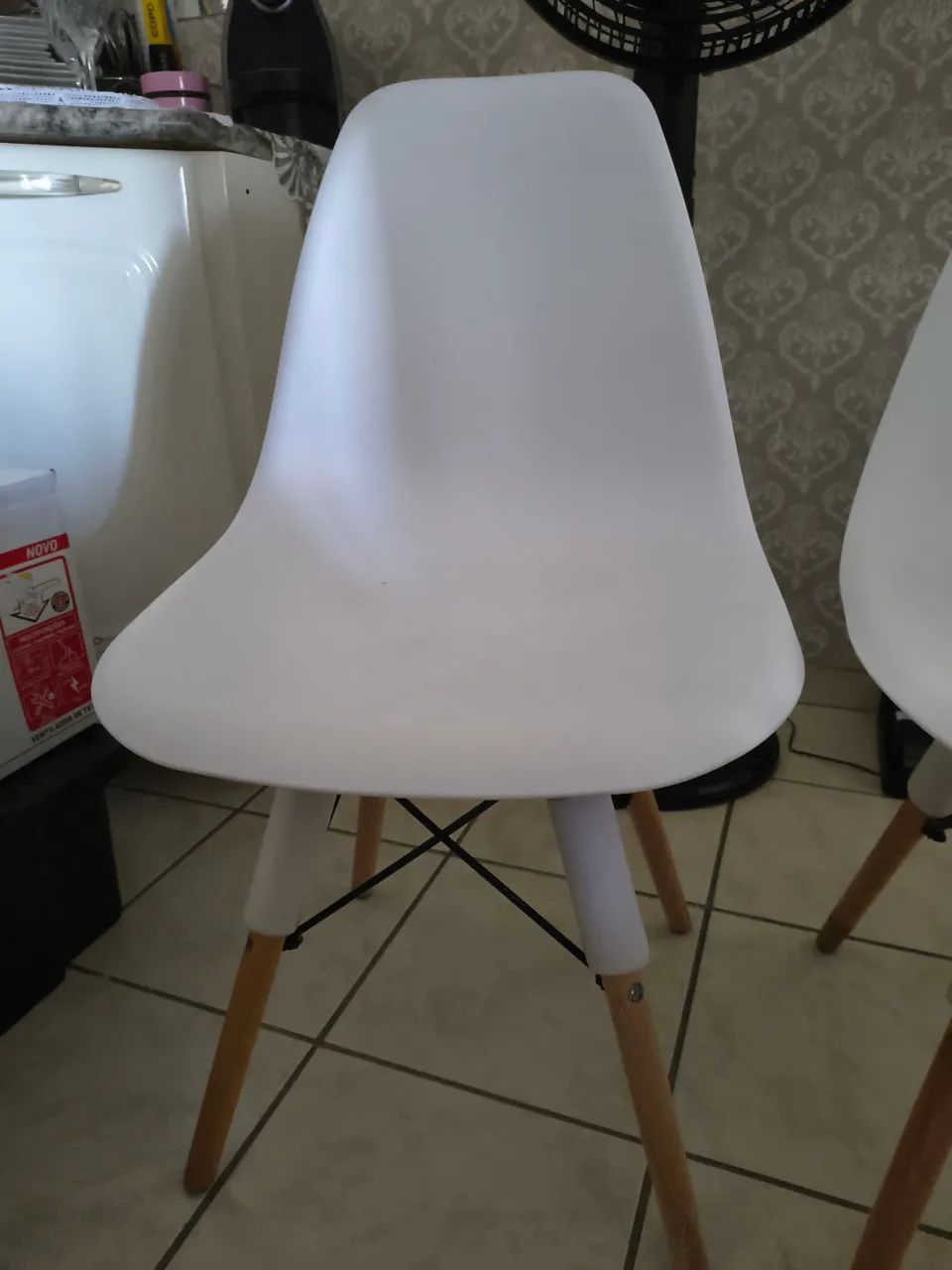Vendo 2 cadeiras brancas excelentes - Foto 2