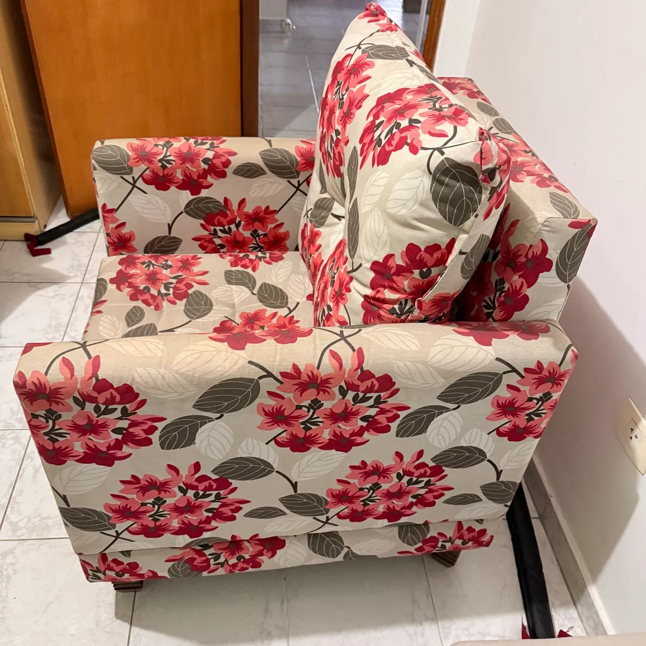 Poltrona florida muito confortável e estilosa - 71cm larg x 62cm alt x 76cm prof  - Foto 3