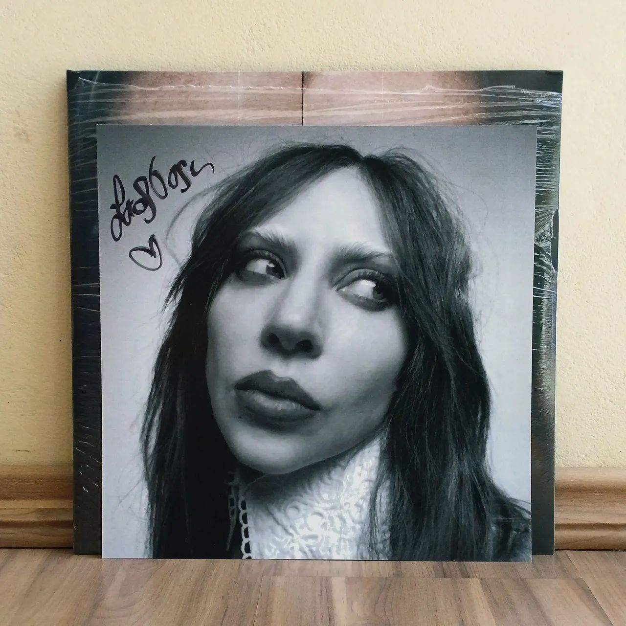 Vinil AUTOGRAFADO Lady Gaga Mayhem Importado - Foto 4
