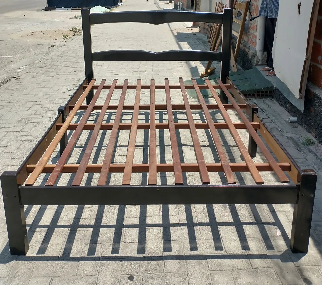 Cama de casal de madeira 