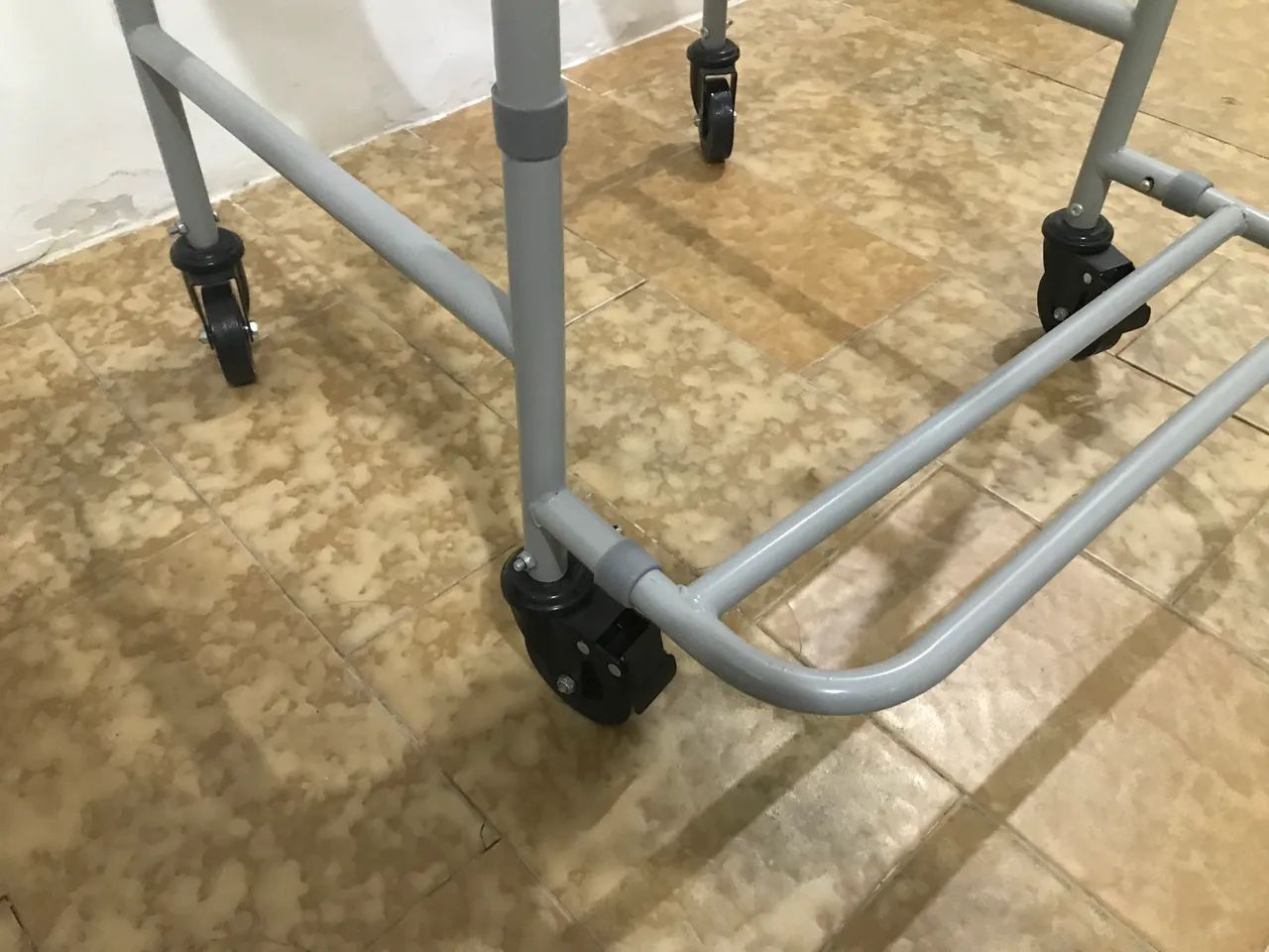 Vendo cadeira de banho nova - Foto 3