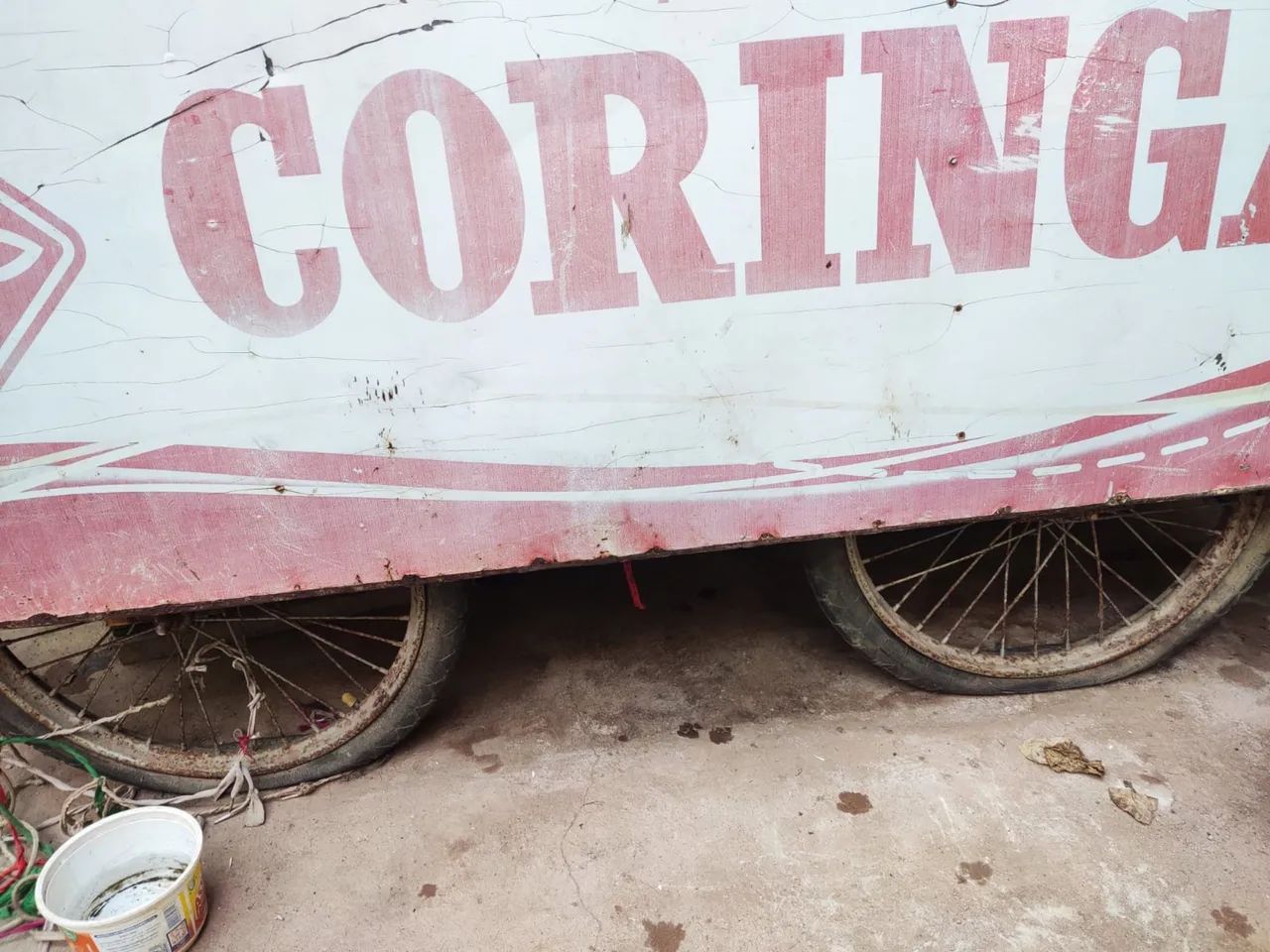 Carrinho de mão com 4 rodas material zinco e madeira  - Foto 4