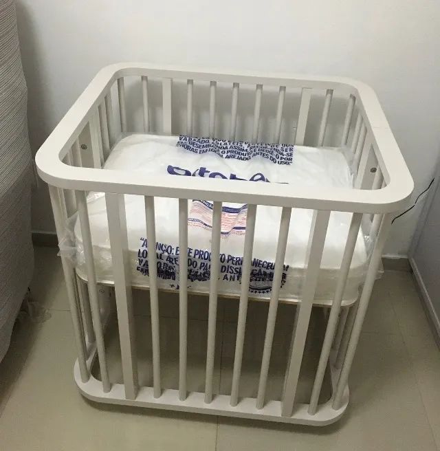 BERÇO QUE VIRA CAMA + 2 COLCHÕES 