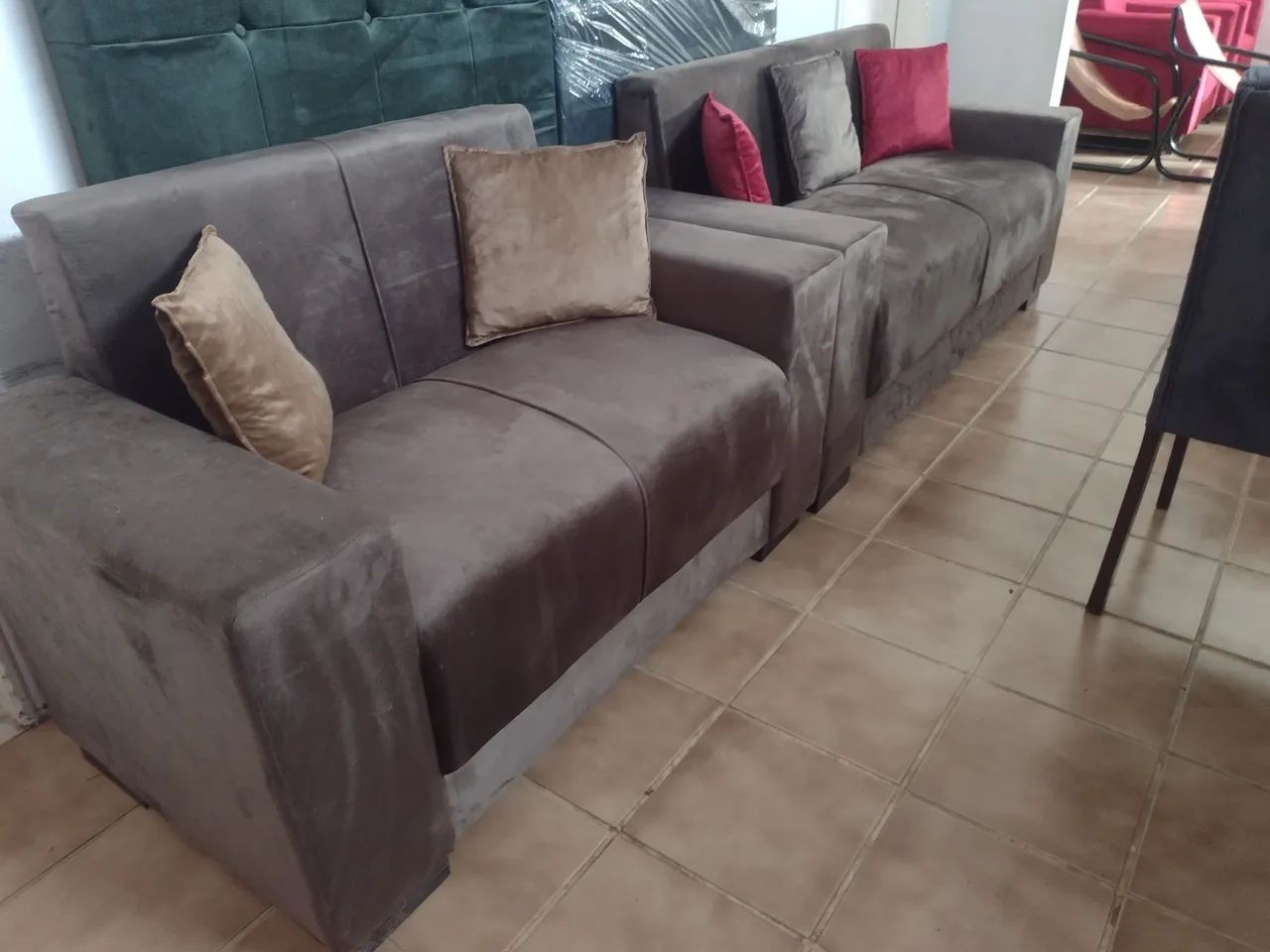 conjunto de sofá vc ganha 5 almofadas de brinde ?