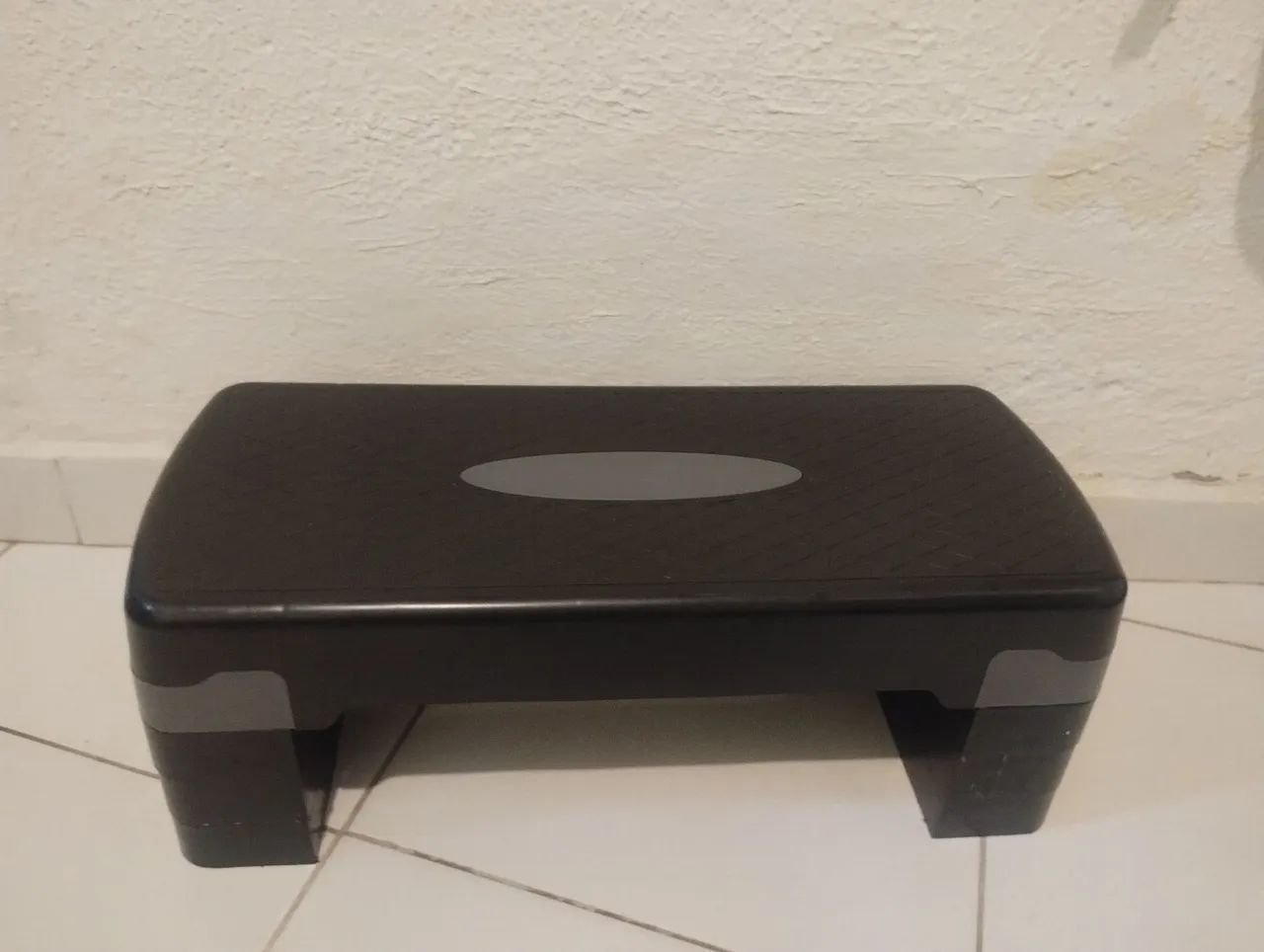 Banco pequeno para exercícios.