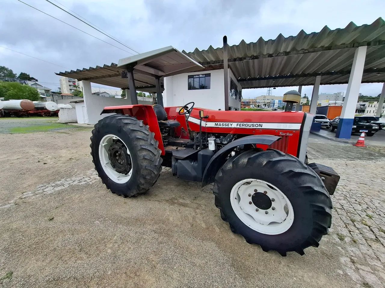 TRATOR MASSEY FERGUSON .