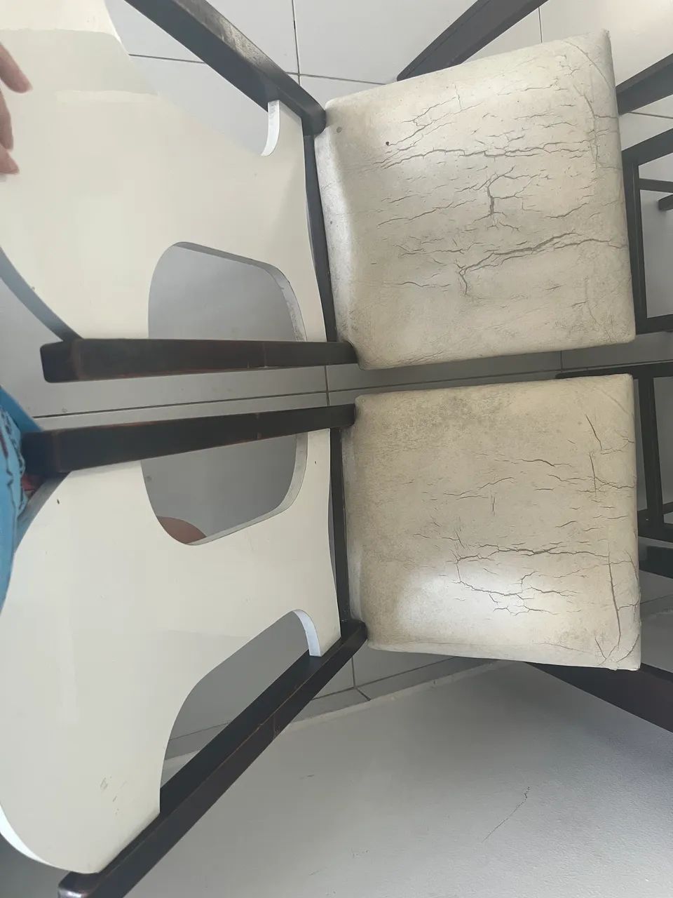 Mesa de madeira, com 4 cadeiras - Foto 3