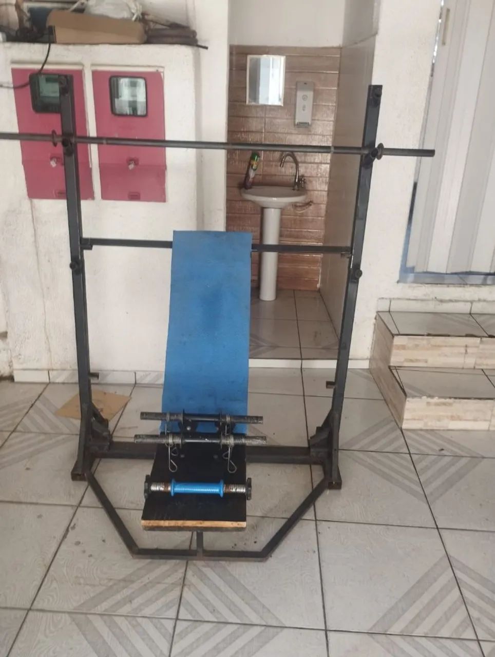 Banco de supino mais uma barra.