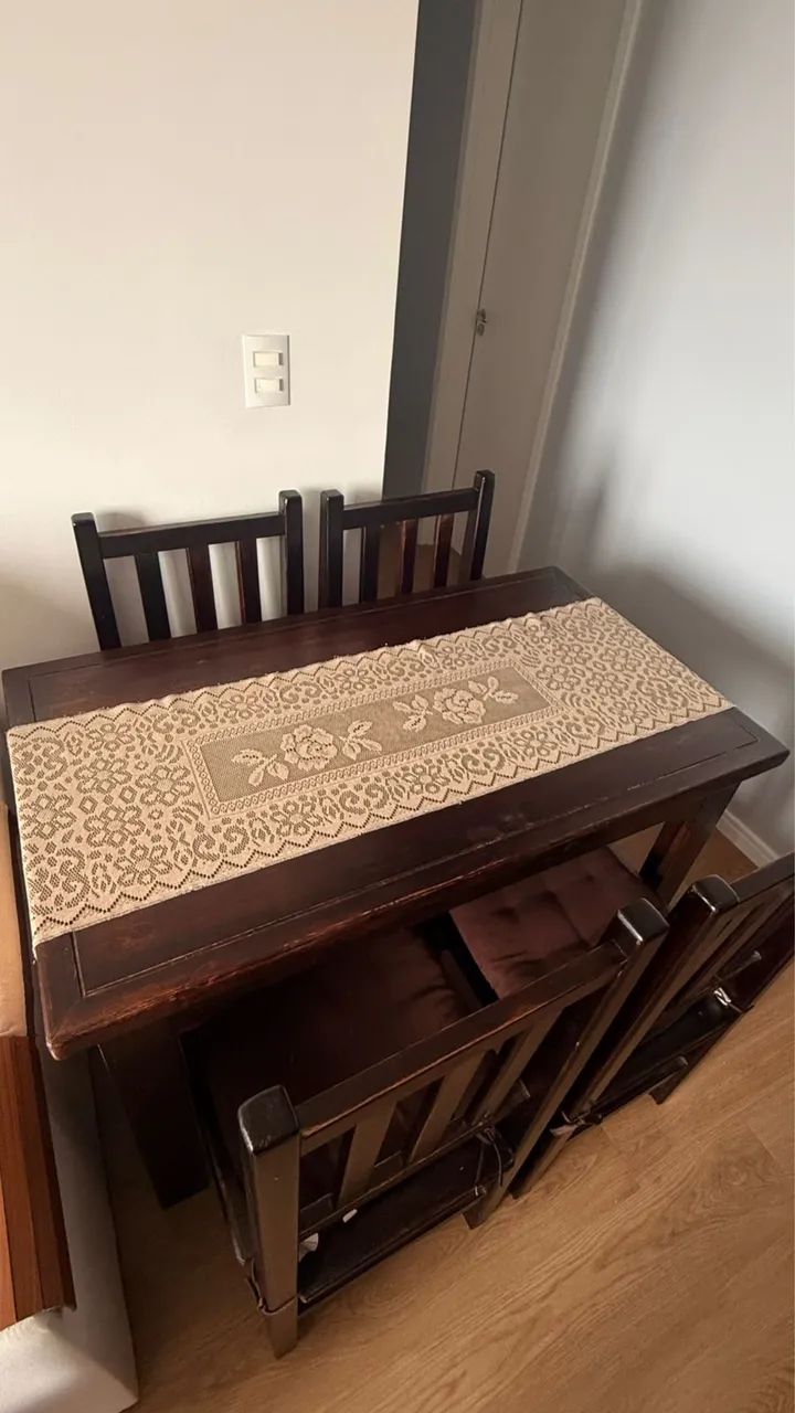 Mesa de madeira maciza e cadeiras  - Foto 4