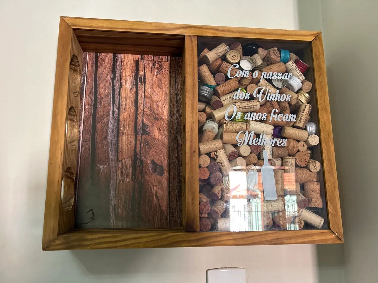 Porta vinhos e rolhas 