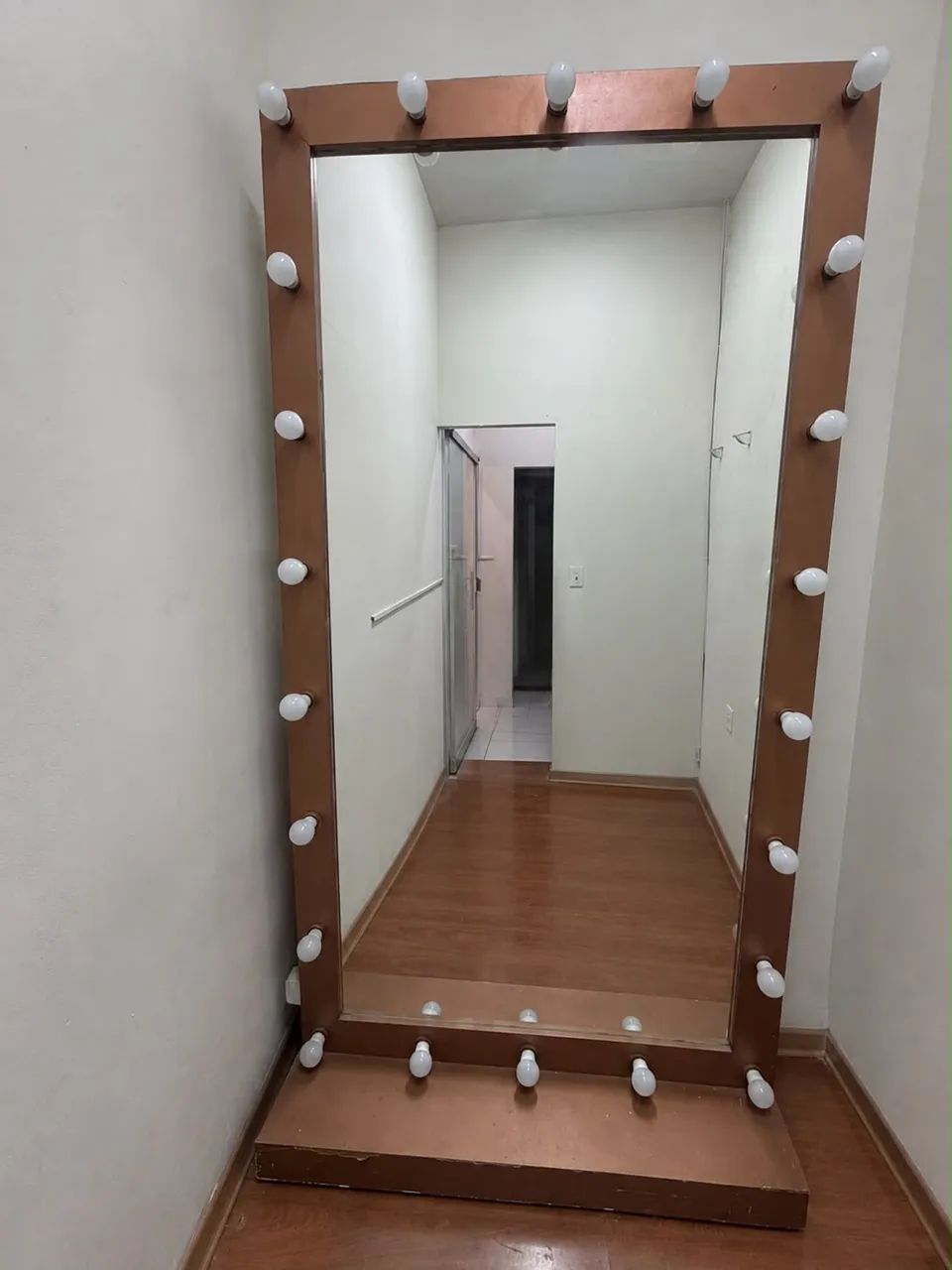 Espelho com luz e toda 