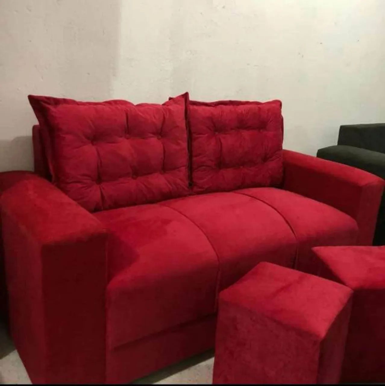 Sofá de três lugares com um puf grátis 399