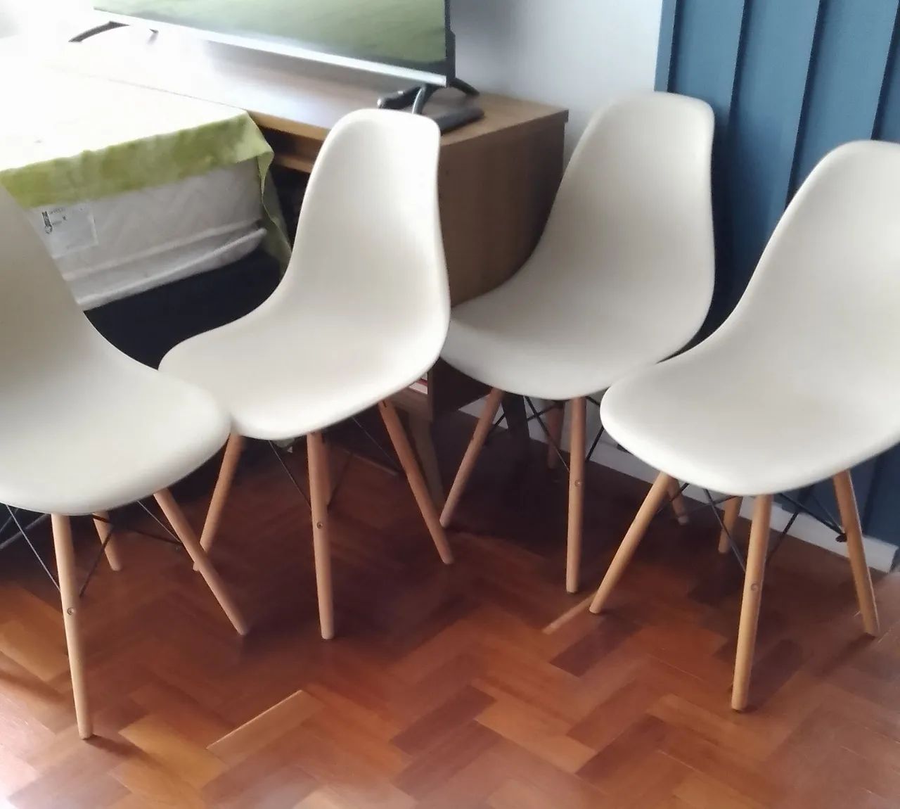 Vendo 4 cadeiras Eames Eiffel