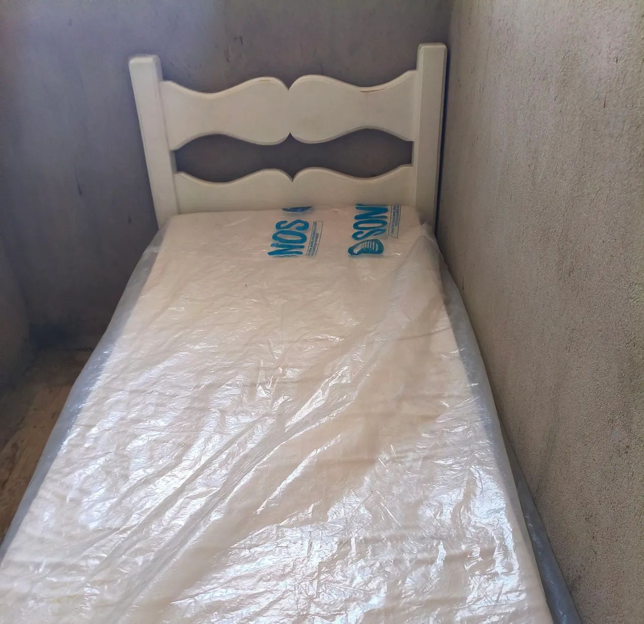 Cama de solteiro e cômoda de madeira maciça 