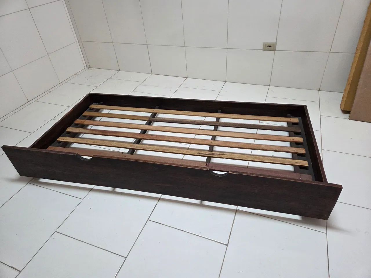 Cama auxiliar de colocar embaixo de outras camas - madeira
