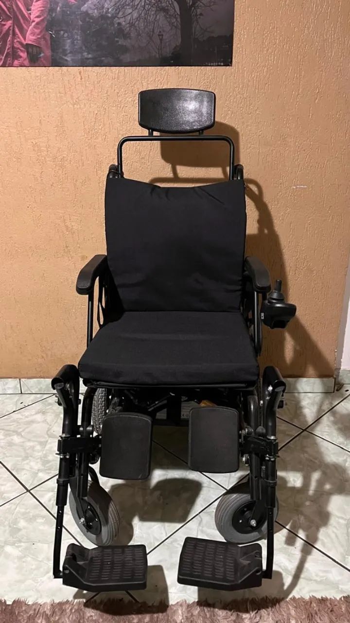 Cadeira de rodas motorizada Freedom, impecável e usada apenas 2 vezes - Foto 4