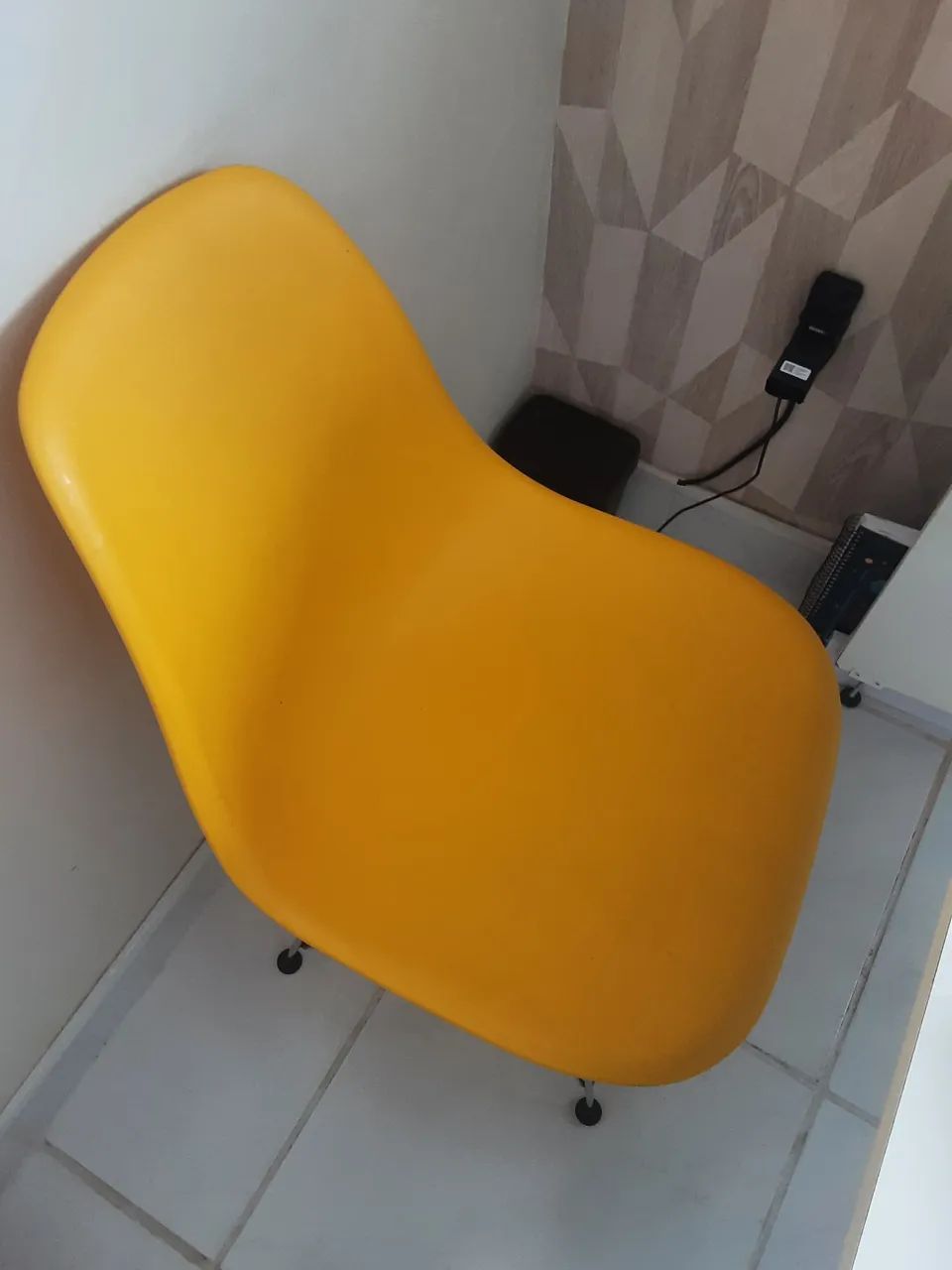 VENDO 2 CADEIRAS AMARELAS (modeo Charles Eames Eiffel) - Foto 5