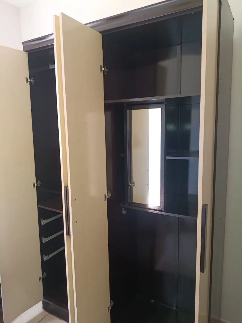 Guarda roupa com espelho pó dentro  - Foto 3