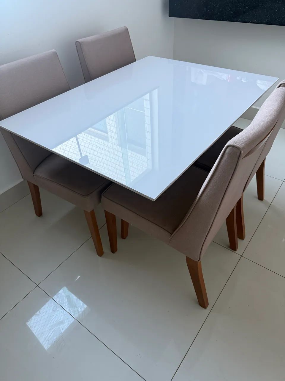 Vendo mesa de jantar 4 cadeiras perfeita!