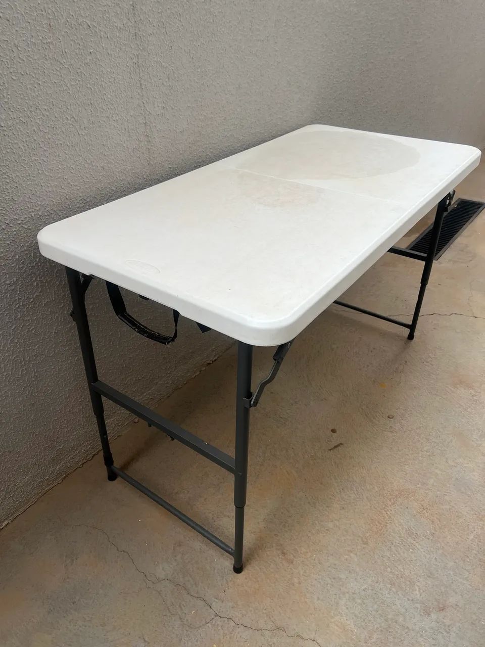 Mesa dobrável e cadeiras 