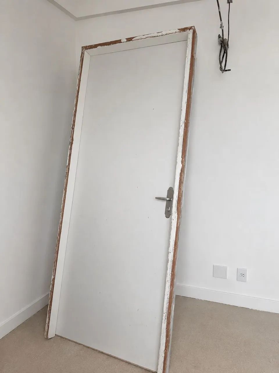 Porta com alisar e maçaneta 