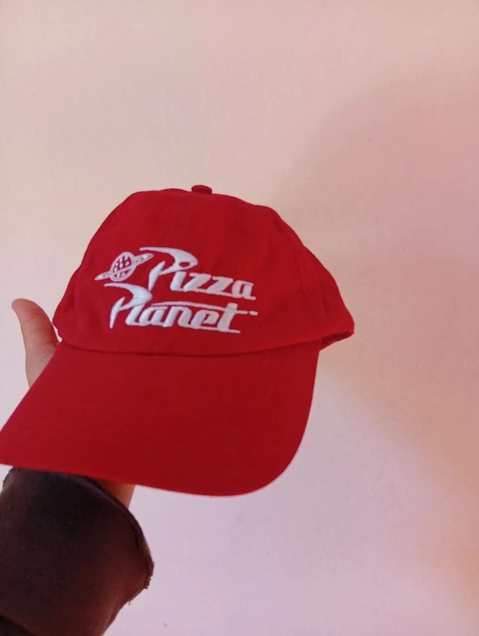 Boné Pizza Planet vermelho 