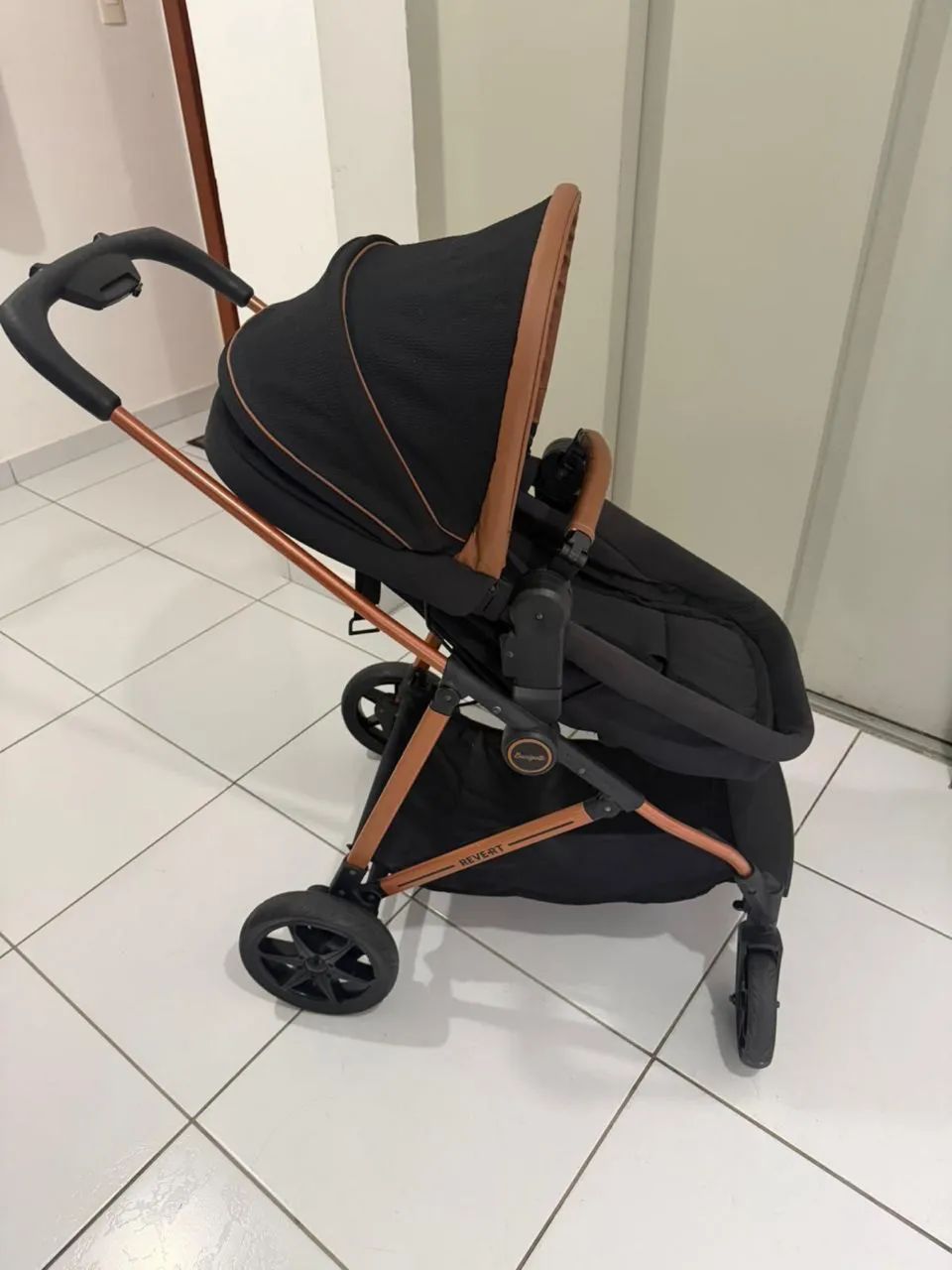 Vendo excelente kit carrinho e bebê conforto e base da burigotto  - Foto 3
