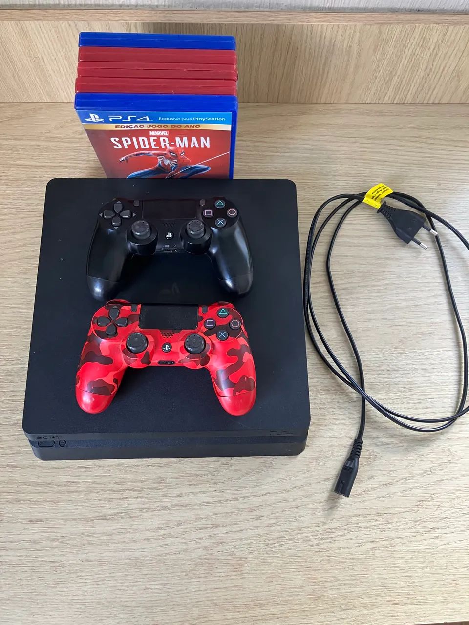 PS4 SLIM + 2 Controles + 5 Jogos