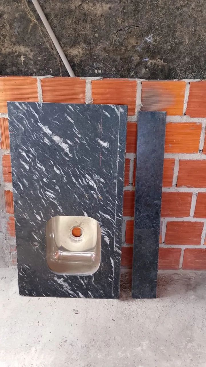 Bancada de mármore com pia de aço inox 