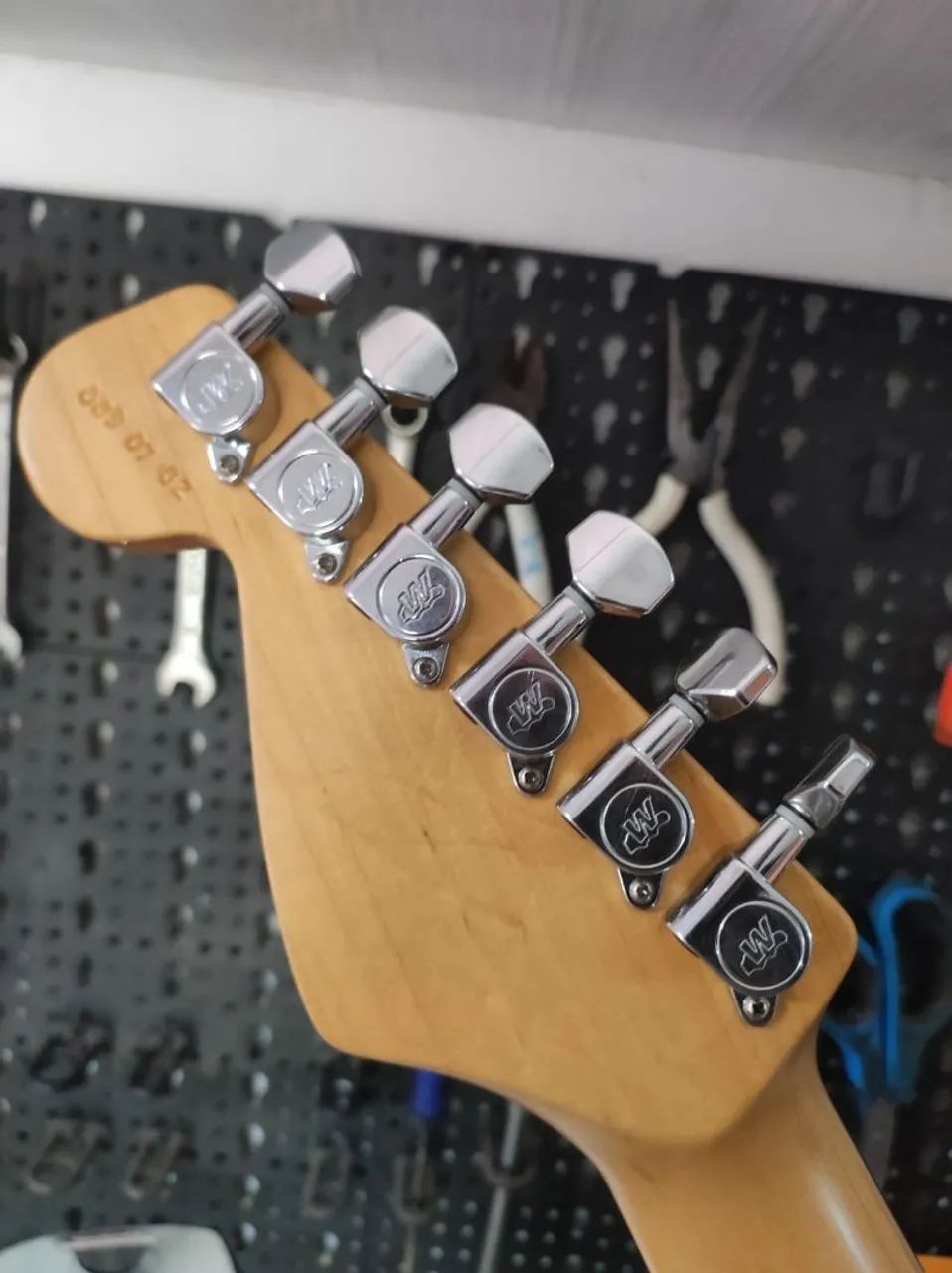 Vendo Guitarra Cast (Josino Saraiva) Híbrida de Strato/Tele 2002 - Foto 3