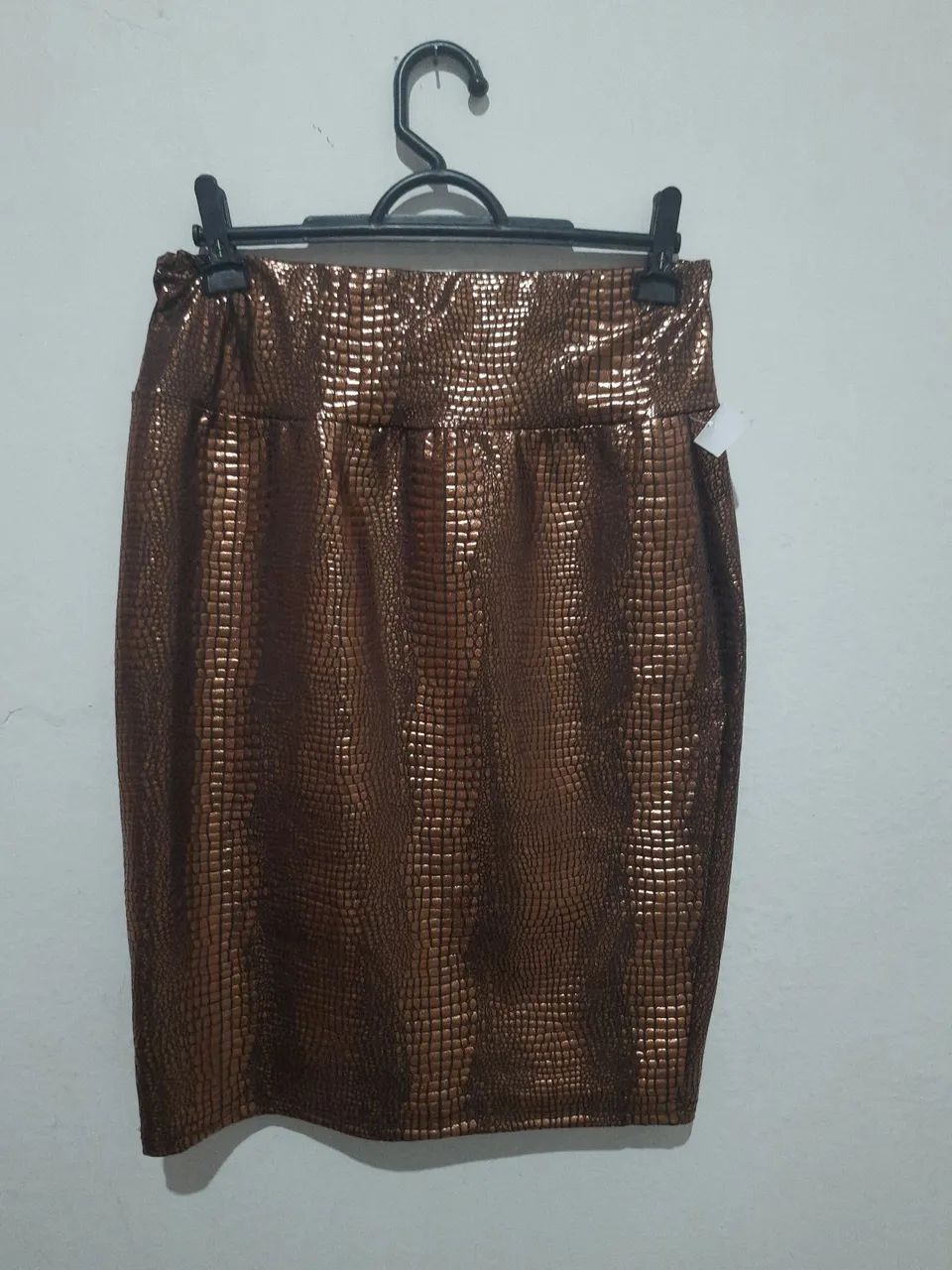 Saia de poliéster dourado nova