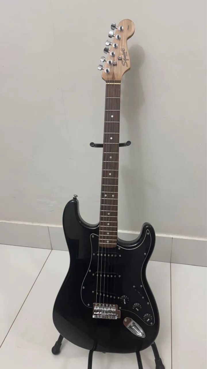 Guitarra Squier by Fender Stratocaster Preta - Foto 3