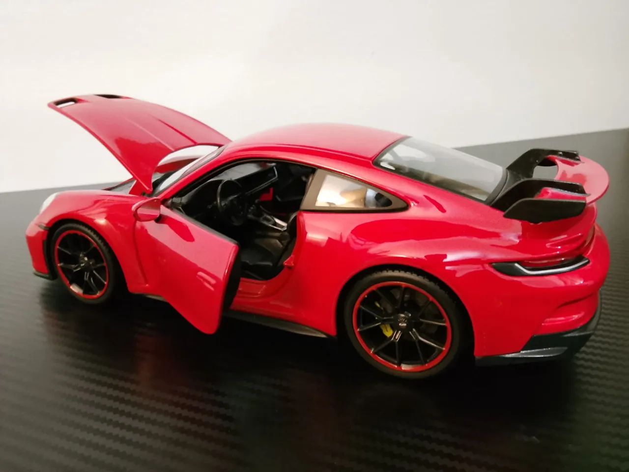 Porsche 911 GT3 2022 1:18 Maisto  - Foto 5