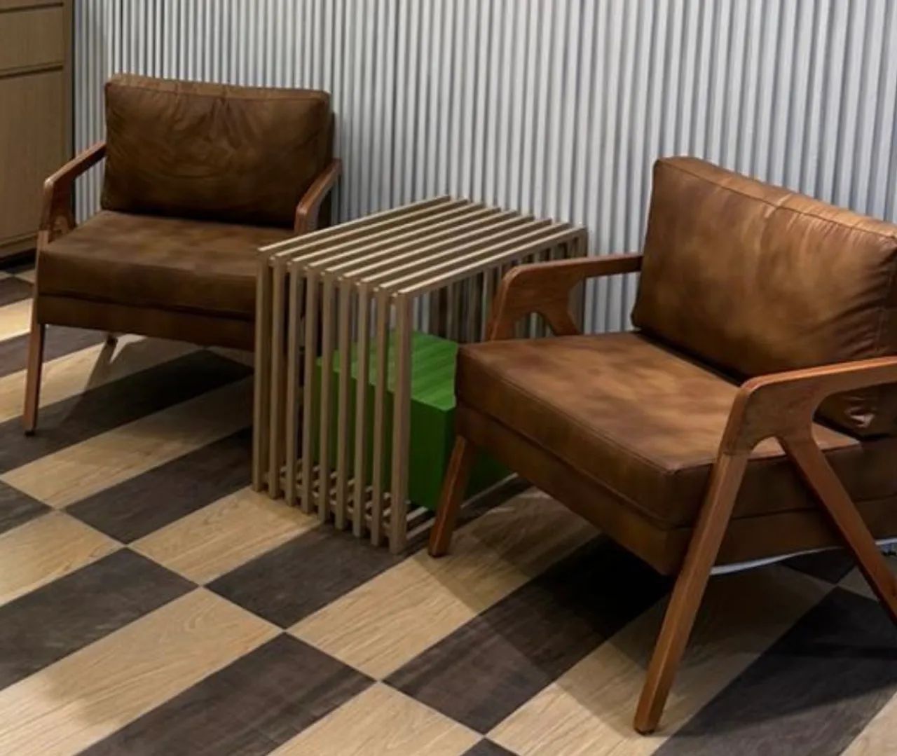 Poltronas em Madeira e Couro Sintético - Elegância e Conforto