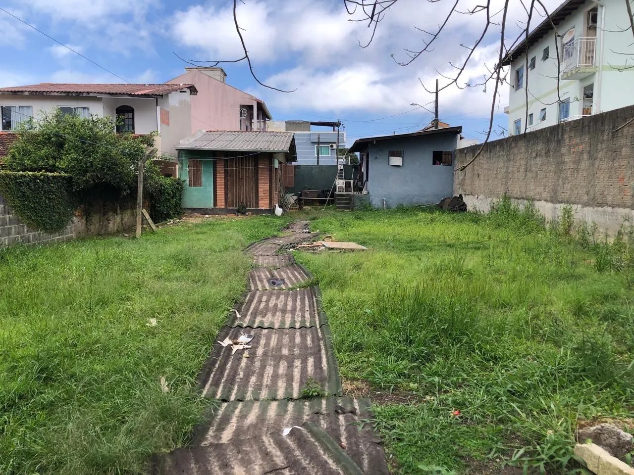 Vende-se lote com duas casas 