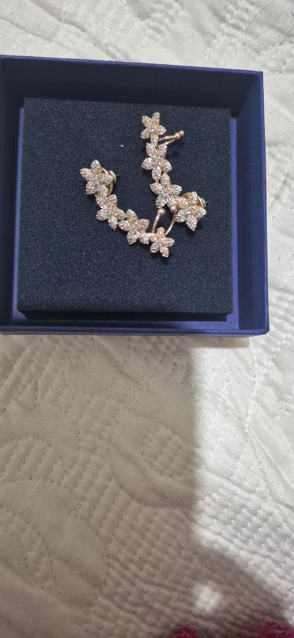 Earcuff dourado, em flores